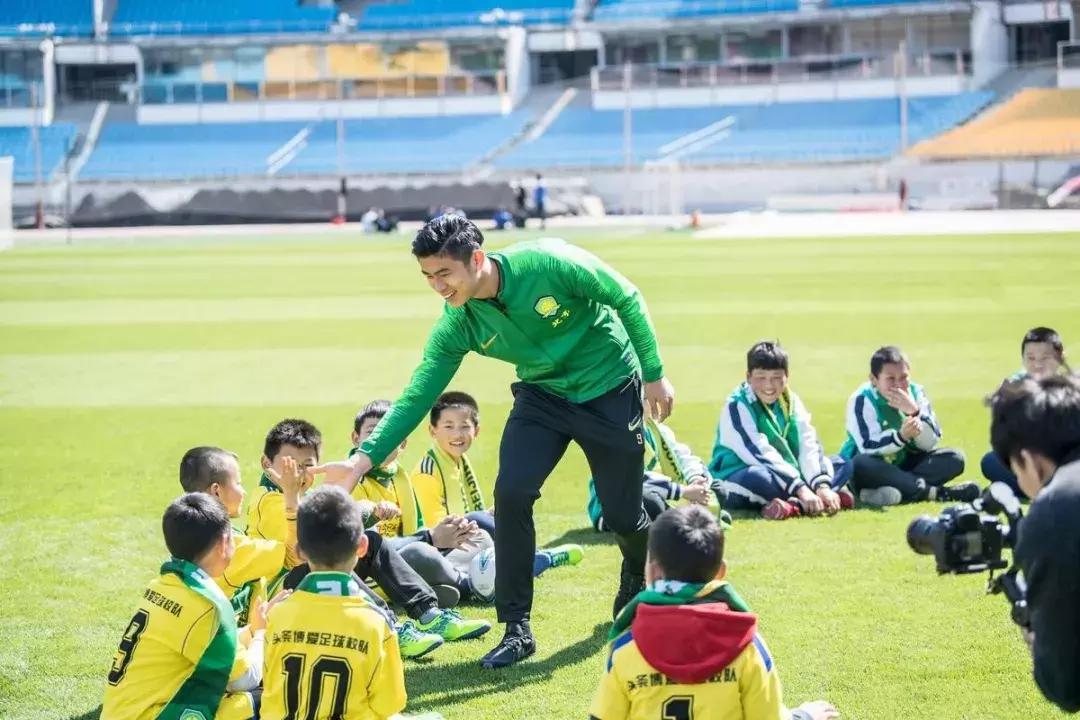 足球公益大使张玉宁,公益助力足球梦捐赠