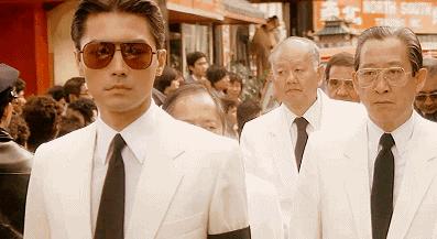 他是“亚洲第一*男美**”,却无父无母无妻儿,68岁与狗相伴认树为亲