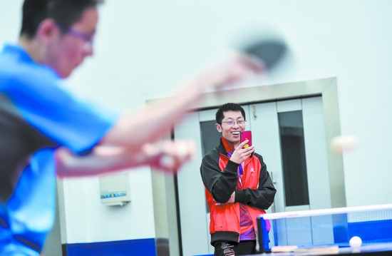 高管弃百万年薪成都开工作室定制乒乓球拍吸引国外客户