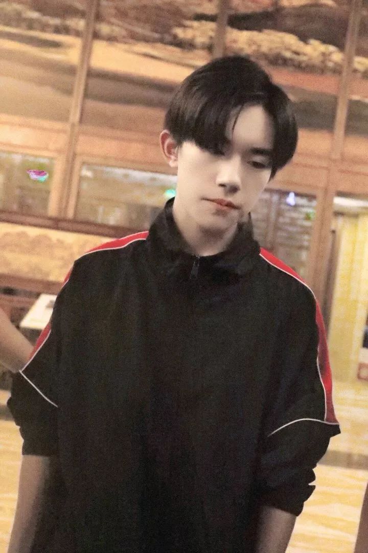 易烊千玺从小鲜肉到晋升影帝,易烊千玺的流量惊呆老前辈