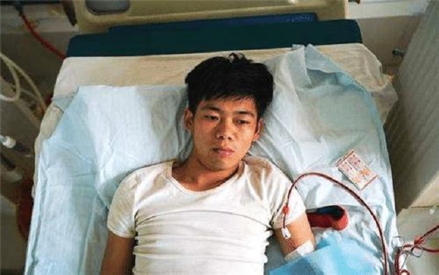 10年前卖肾买iPhone的小伙现状曝光：三级伤残，余生在病床上度过