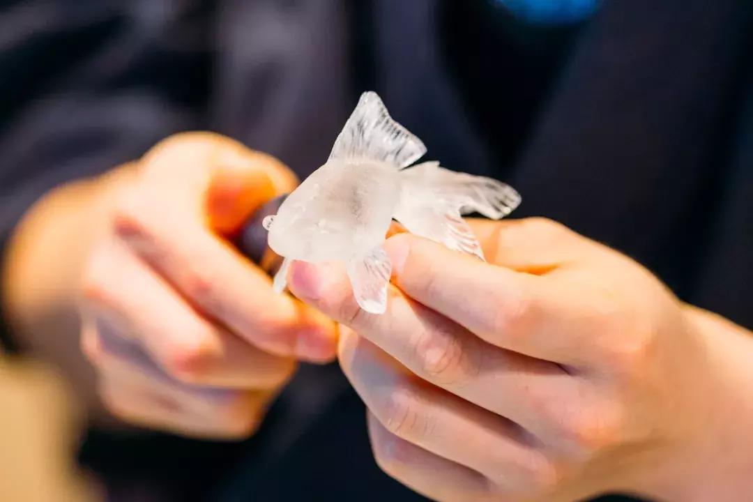 21岁日本小伙立志复兴糖艺制作,5分钟捏出金鱼熊猫,你舍得吃吗