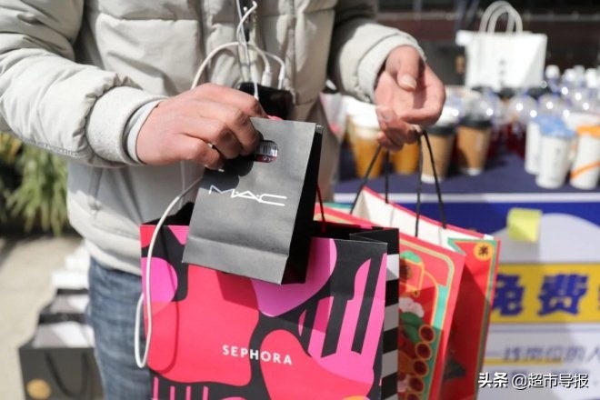 南京水游城联合秦淮区政府商务局推出无人爱心存取站