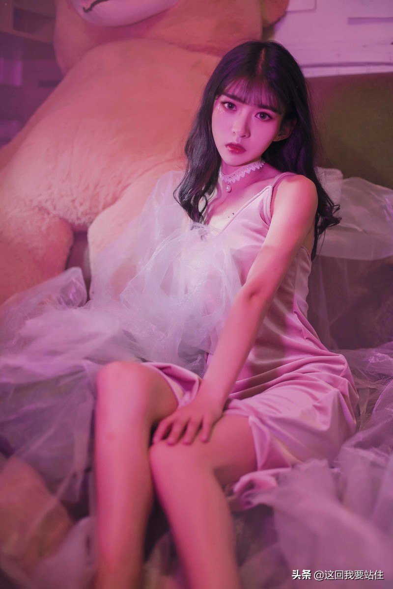 靓靓聊第160期:美女紫色灯光下呈现的一种非主流美,慵懒又高贵