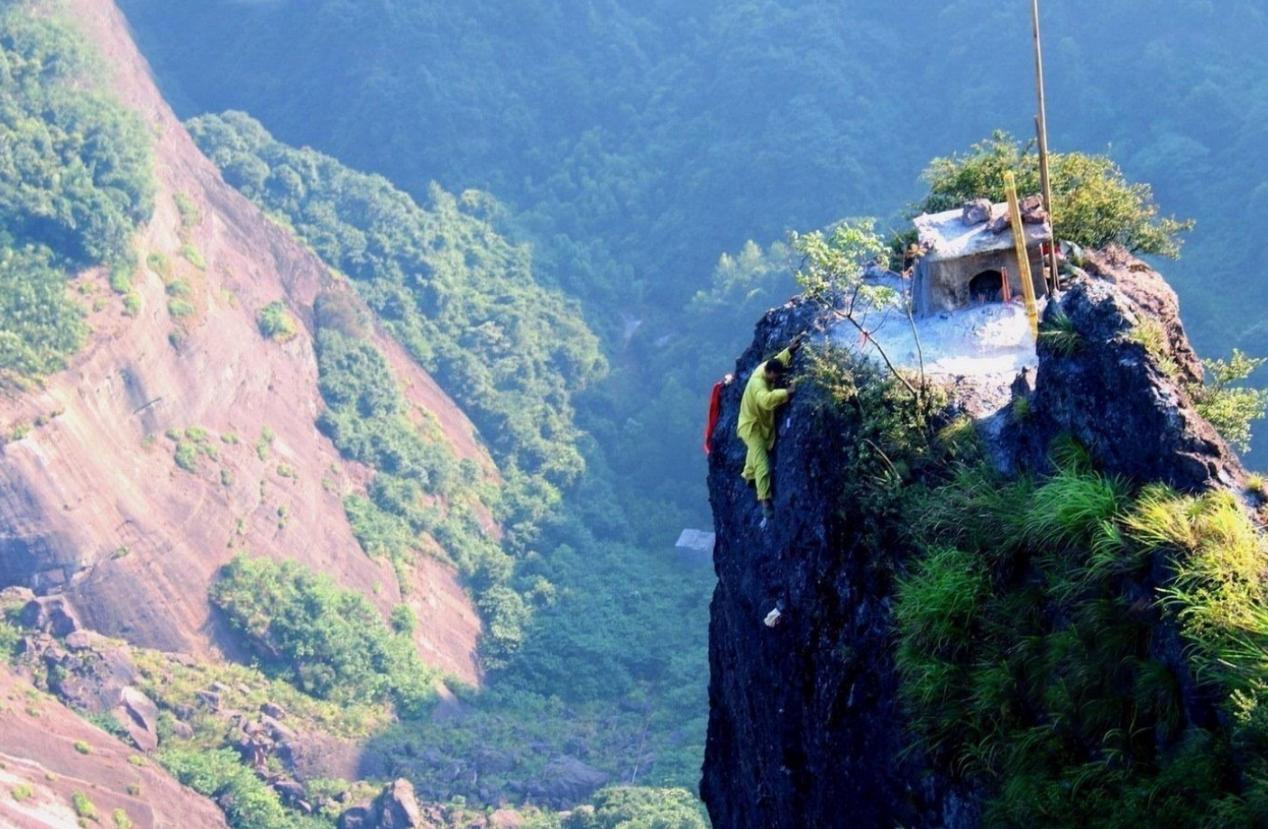 湖南崀山烧香师能飞檐走壁,湖南崀山职业烧香人飞檐走壁