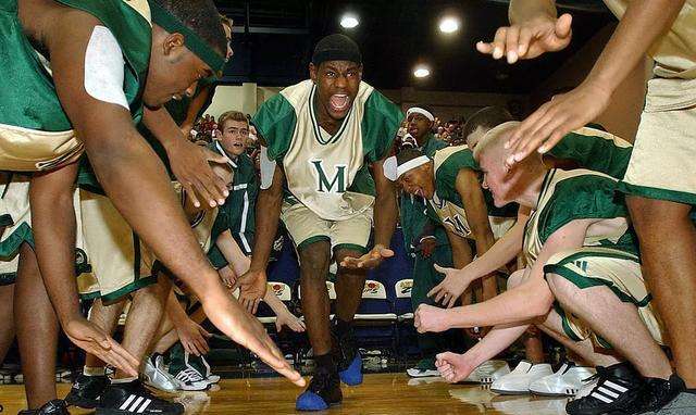 詹姆斯和萨瓦娜在科比面前秀恩爱,詹姆斯加冕历史得分王萨瓦娜镜头