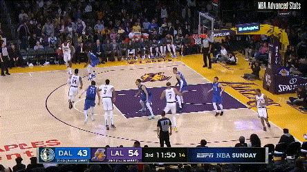 詹姆斯的传球意识到底有多强,35岁詹姆斯抢断湖人