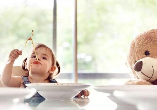 杀年猪模仿现场,四个小孩模仿杀猪捅刀表演