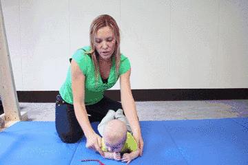 育婴师实操视频辅助翻身,如何教宝宝翻身