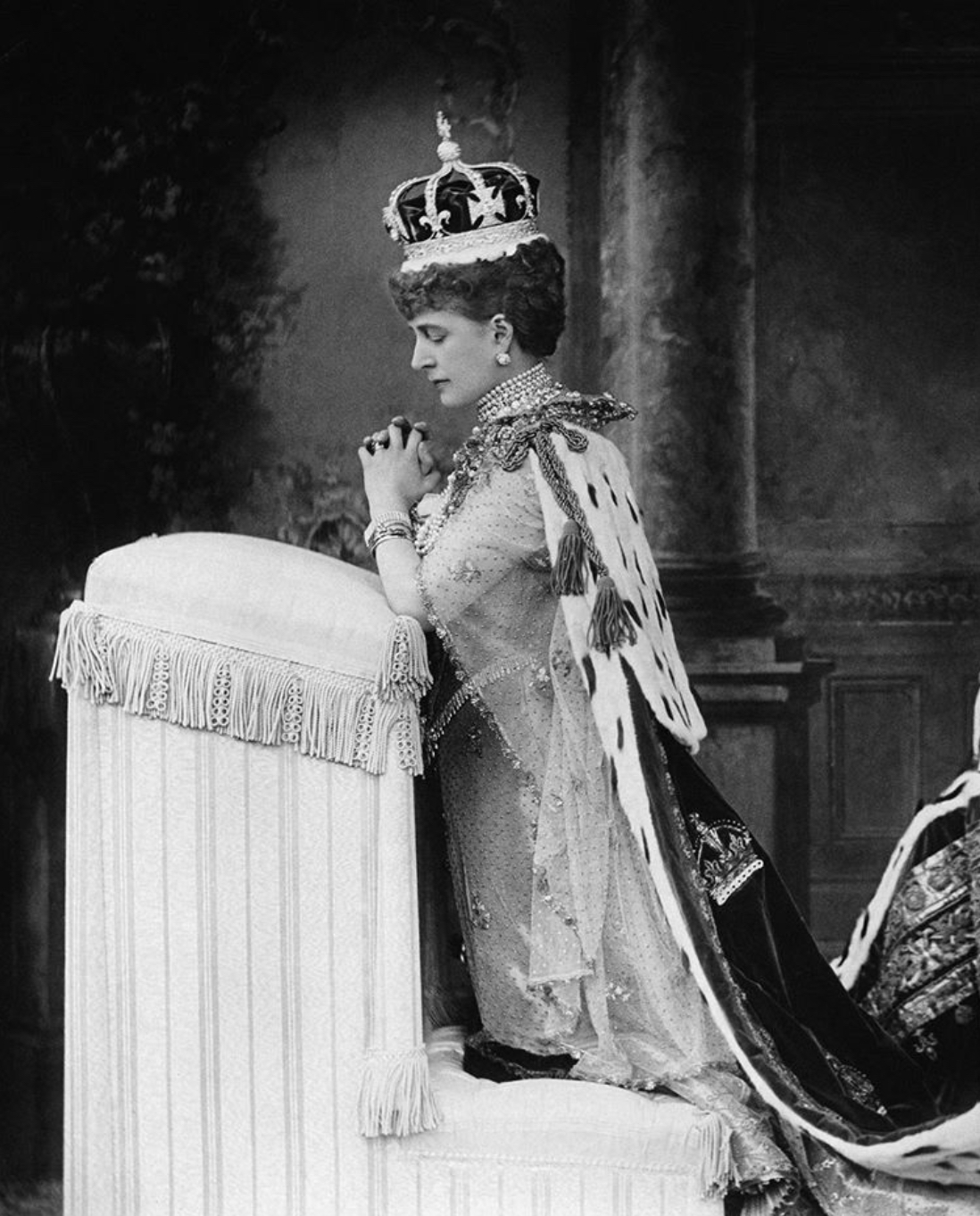 英国女王皇冠上的红宝石戒指,英国皇室戒指蓝宝石