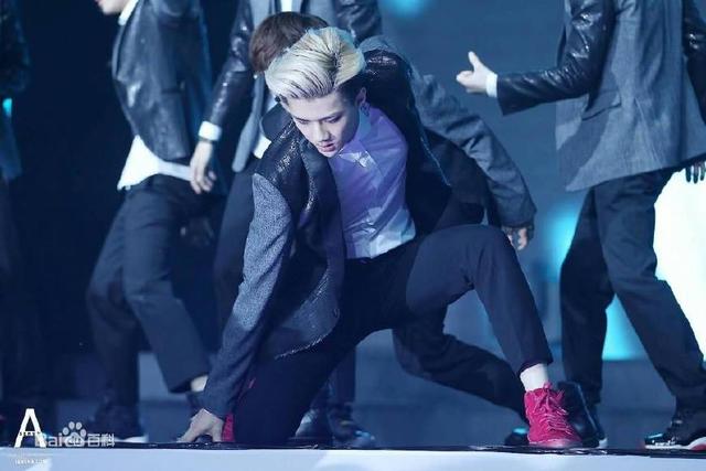 他是顶级男团门面,被称为爱豆中的贵族,却多次对女神公开示爱