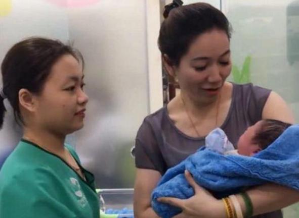 女儿生孩子外婆在产房,女儿生宝宝外婆去医院