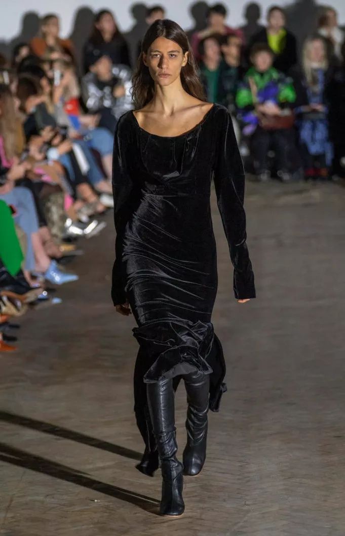 丝绒打底秋冬高级感 (今年秋冬丝绒要火高级又显气质)