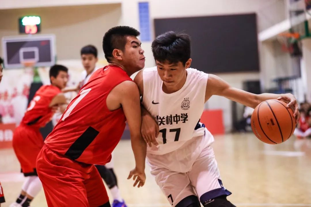 新·十六强齐亮相高中赛场惊现*力暴**隔扣丨18-19耐克高中联赛