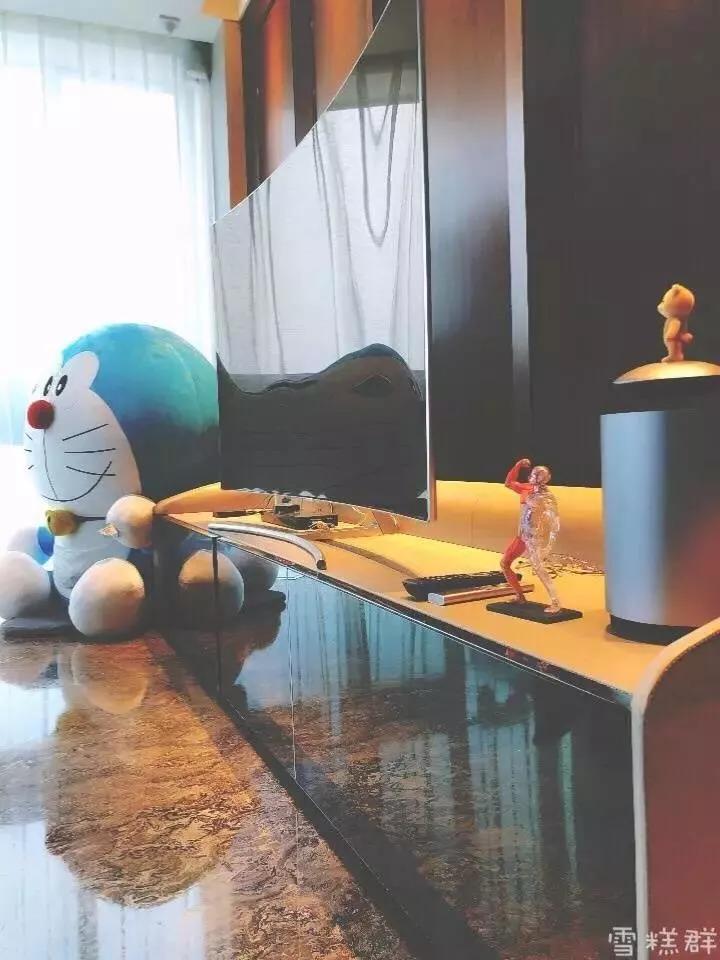 28岁郑爽卧室曝光引热议：“性冷淡”的人生，真的很爽