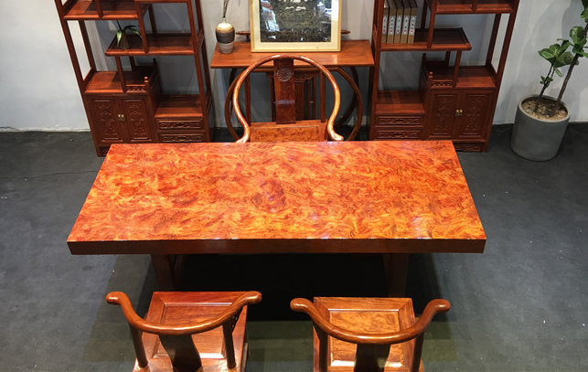 暗访东莞天价大板生产基地，原料全是称斤烂木头，富豪还排队来买