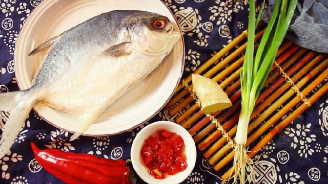 鲳鱼这样做才好吃不煎不炸不清蒸,清蒸鲳鱼最简单的做法第一美食