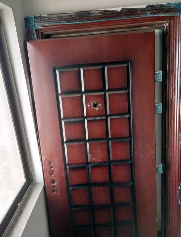 防盗门用泡沫胶固定结实吗,防盗门门框打发泡胶怎么清理