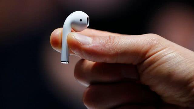 一岁小孩吞无线耳机,男孩误吞无线耳机