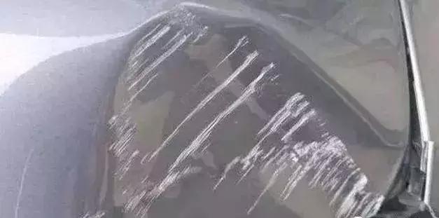 别人刮到你的车逃跑了怎么办？老司机教你两招，让对方乖乖跑回来