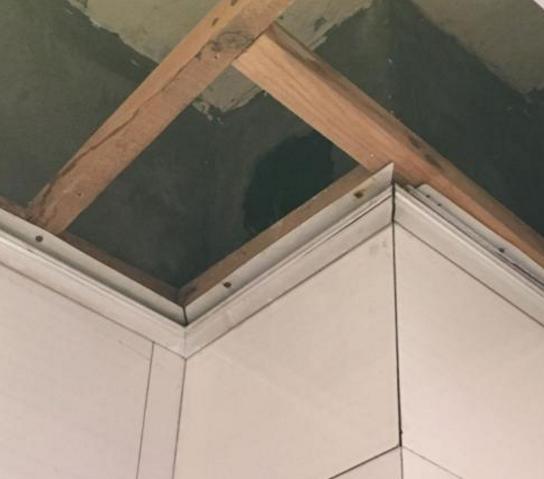 楼上漏水屋顶损坏赔偿标准,楼房的屋顶漏水找谁赔偿