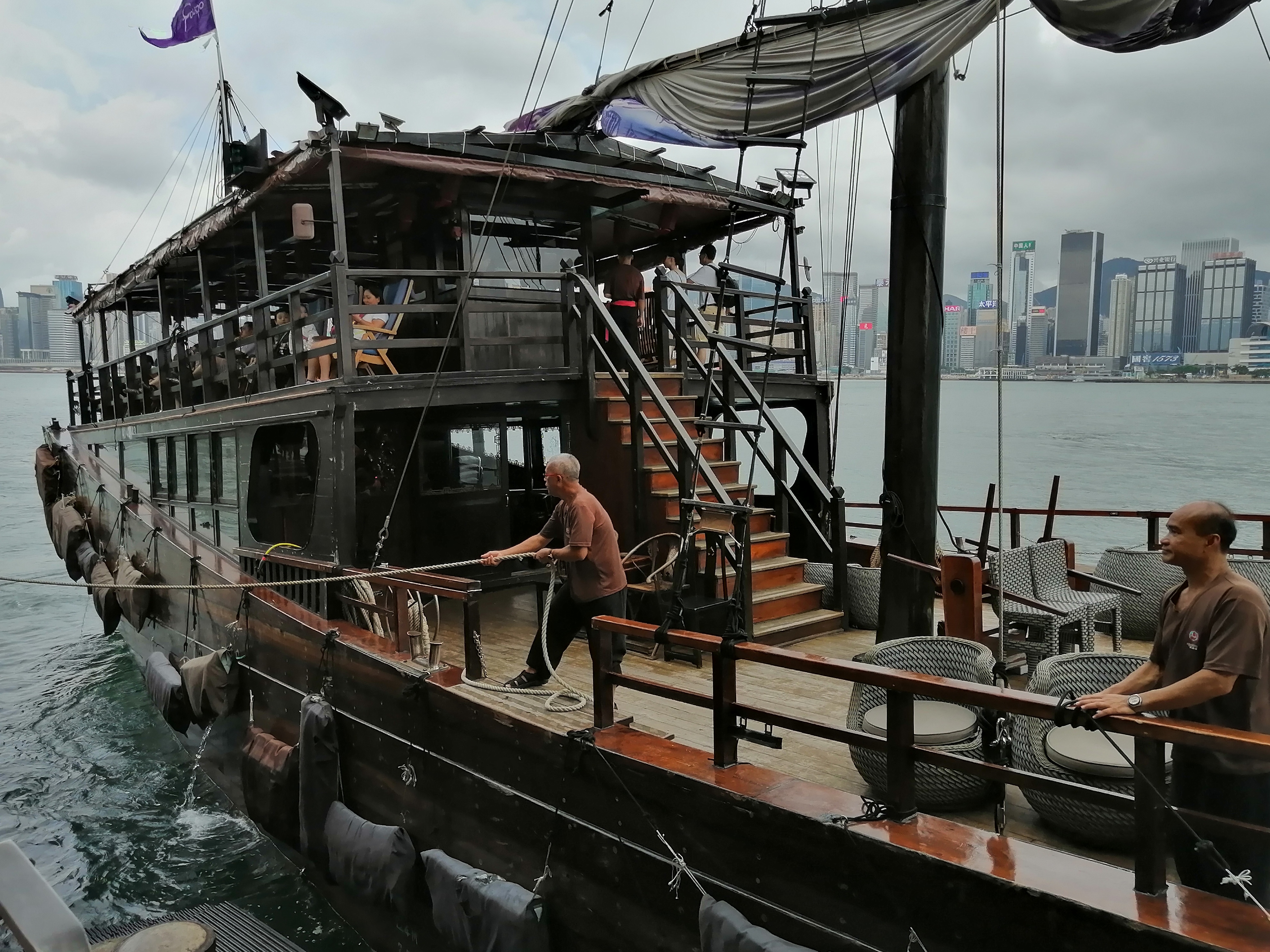 七月初香港游初印象-钓鱼的老人、性感的西方女游客、绘画的小孩