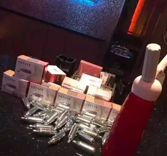 吸笑气吸到爬着取外卖、瘫痪*禁失**，吸食笑气，真的会让你笑？