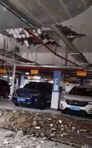 悬挑板坍塌击穿楼板