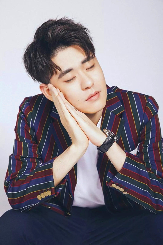 开眼了，能让女孩带着荧光棒听相声的只有他了，为啥这么火？