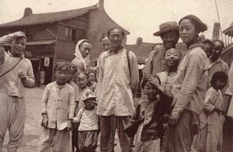 酒店门口挂的请勿打扰的牌子,酒店禁止狗入内的标语图片