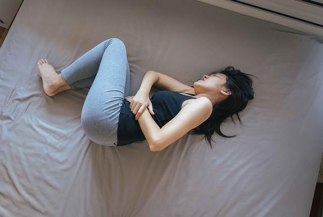 肚子突然疼腹泻冒冷汗休克,肚子痛的一阵一阵犯恶心冒冷汗