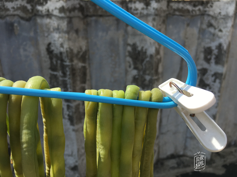 晒豆角干生着晒还是煮熟,干豆角的晒制方法不生虫湖南