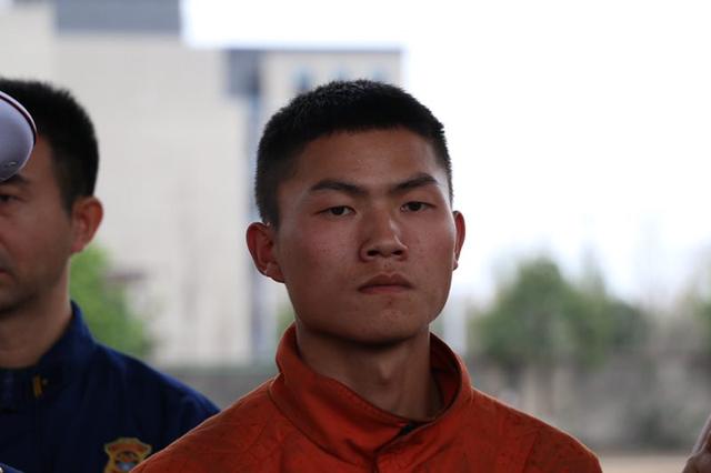 他们脸上蒙着一层烟灰，像是长进了皮肤里，有人看着战友牺牲无能为力，有的被战友推离危险