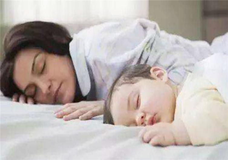 给宝宝趴着睡好不好,宝宝喜欢趴着睡要帮孩子调整吗