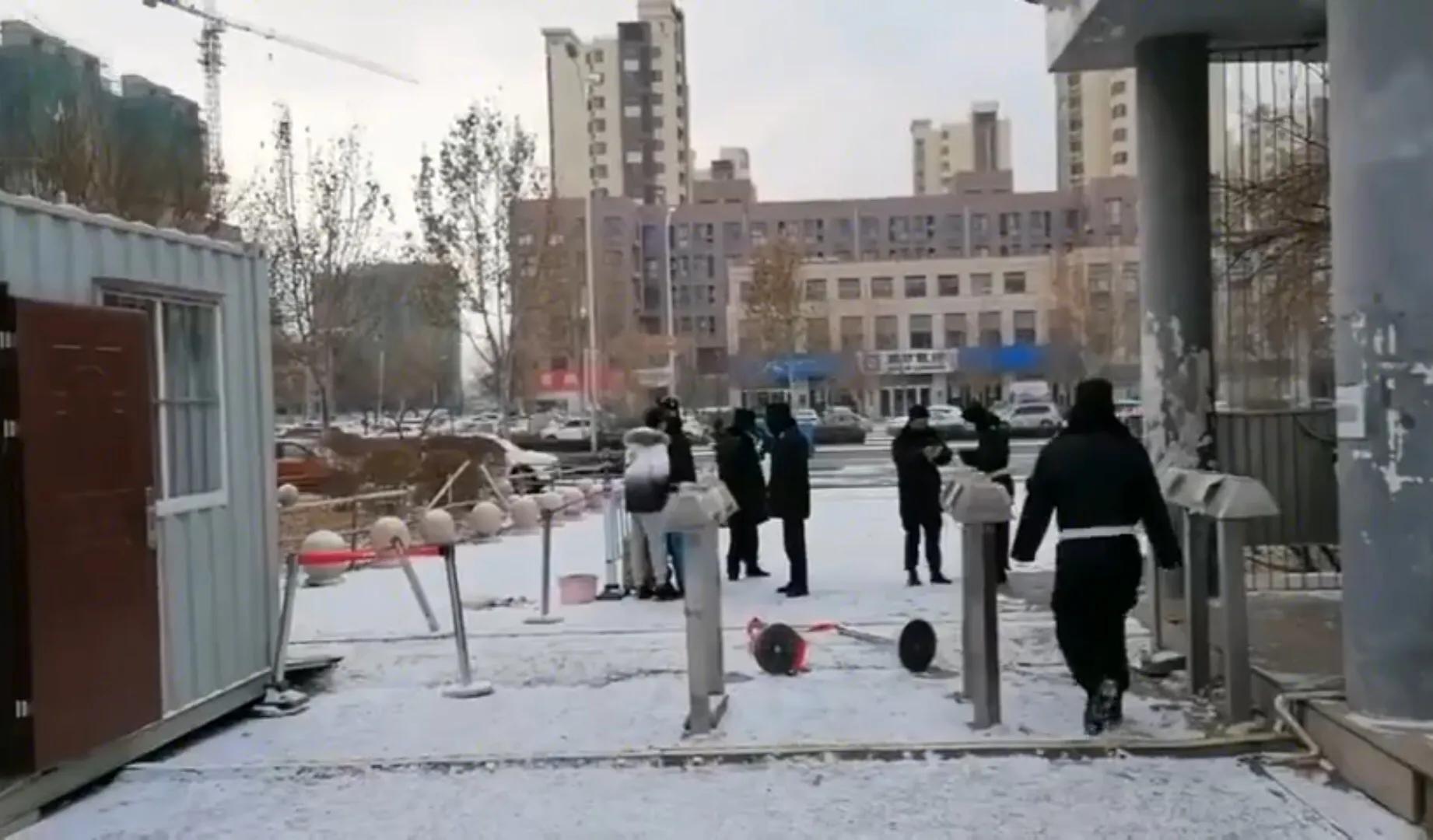 廊坊富士康疫情最新消息,廊坊富士康员工提行李回家