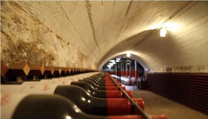 红酒遇到水变成蓝色,红酒漏液还能喝吗