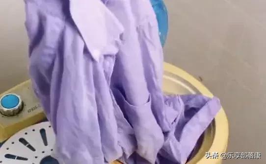 洗完衣服皱巴巴要抻一抻,棉麻的衣服洗完皱巴巴的怎么办