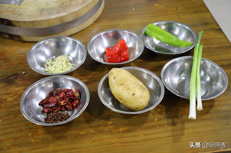 家常土豆丝的做法酸辣土豆丝,酸辣脆爽可口的土豆丝做法