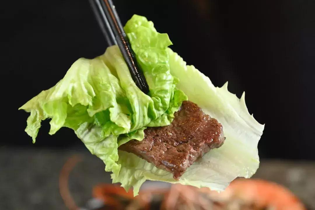 这家烤肉巨头新店开业就“爆店”！现在还能免费吃肉，这也太棒了