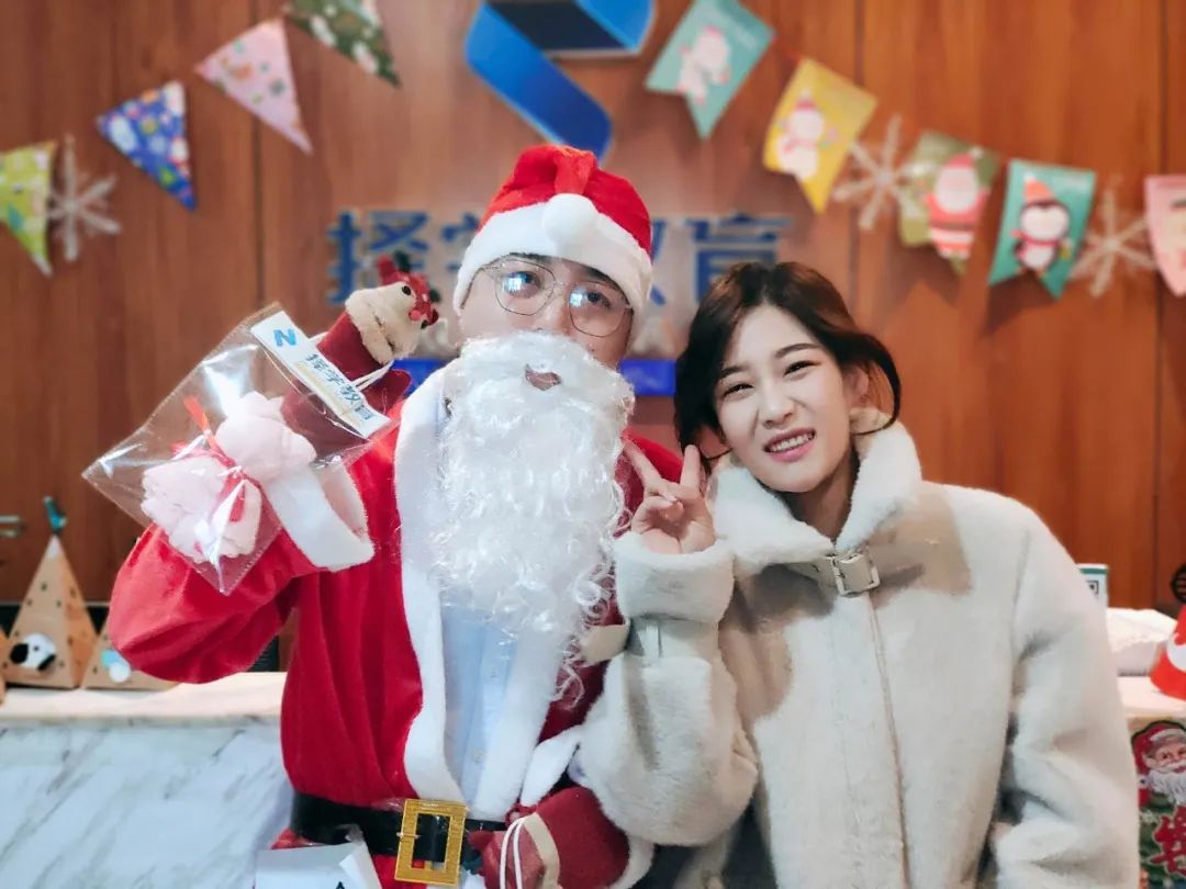 福利来袭!圣诞老人“空降”择学教育派发礼品
