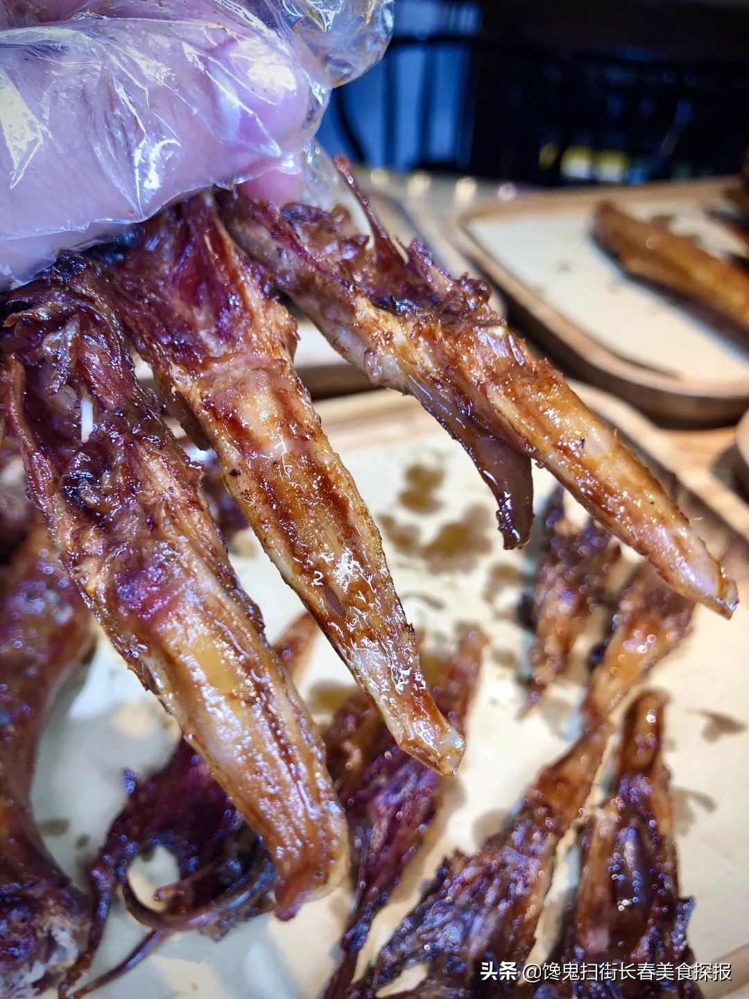 二道老厂区奇店。鹅的一切,全都炭火烤。烤鹅脖大锤抡