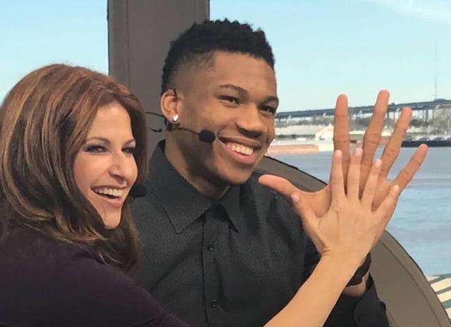 乔丹的大手和小卡,巨人的大手