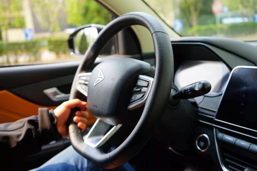 新特DEV1试驾体验：续航300落地7万，不靠补贴也能打？