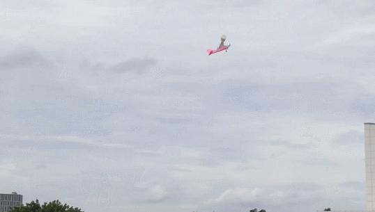 90后小伙自制飞行器出行,95小伙制作会飞的航母