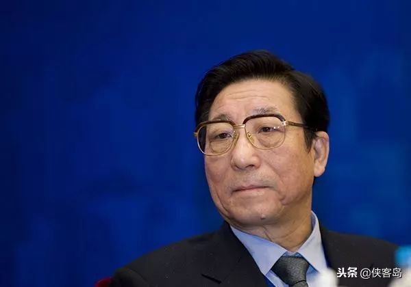 「岛读」省长打喷嚏绷断皮带，总理大笑：报应!