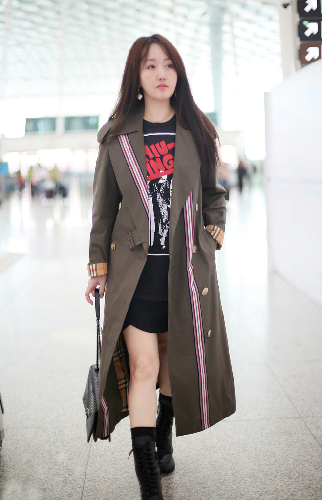 47岁杨钰莹雪地图片,48岁杨钰莹皮肤白