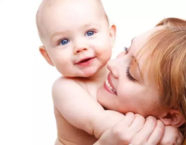 宝宝玩耍时把头撞到墙上怎么办,不小心婴儿头使劲儿撞到墙怎么办