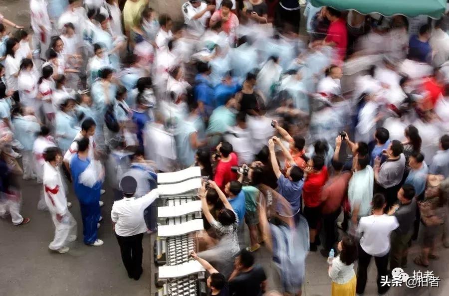 令人泪目的99张照片高考,高考家长等待图片