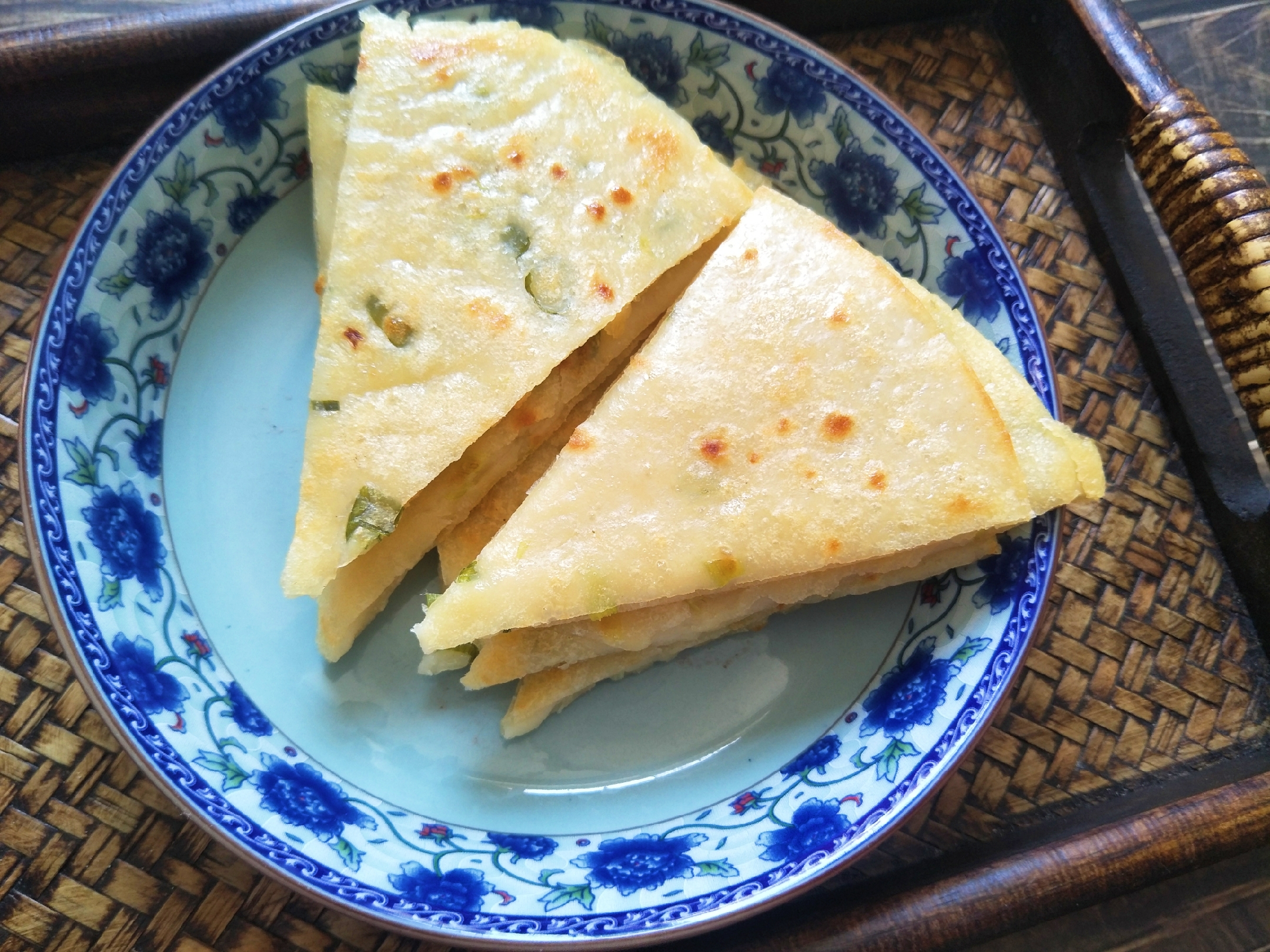 烙饼不硬的方法发面饼凉了不硬,烙饼总是外面糊了里面不熟