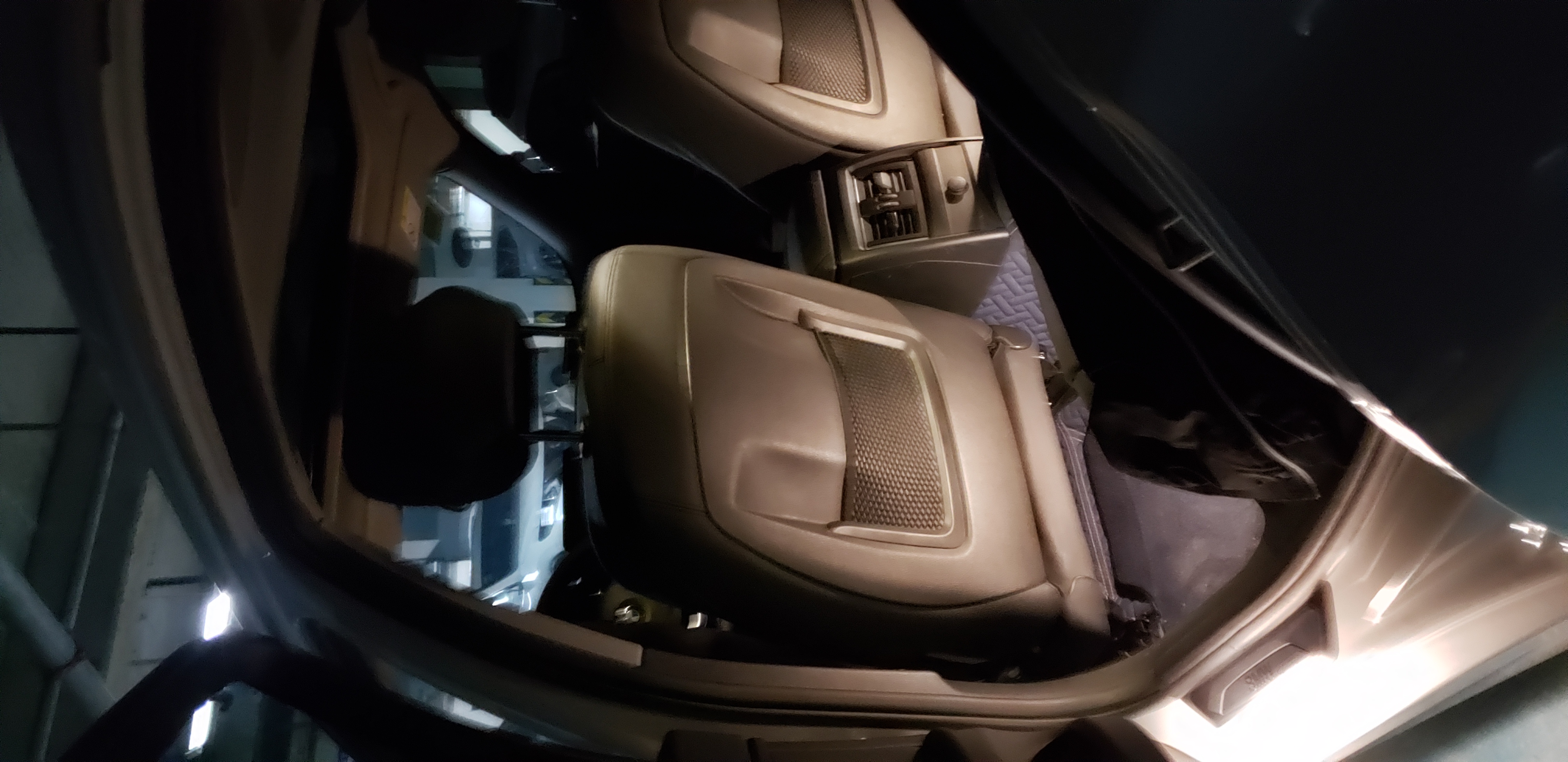 宝马318i跟宝马318li有什么区别,三缸的宝马318值得购买吧